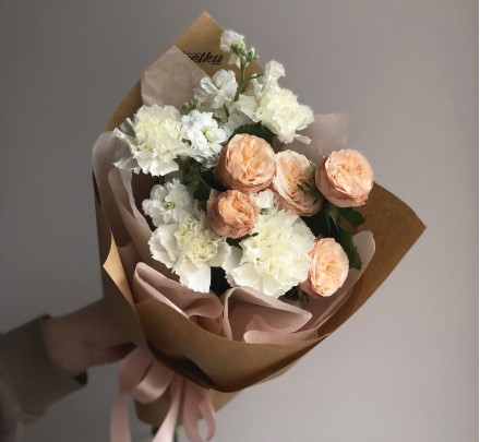 Букет цветов №299 из гвоздик, пионовидных роз, маттиолы Букет цветов №299 из гвоздик, пионовидных роз, маттиолы